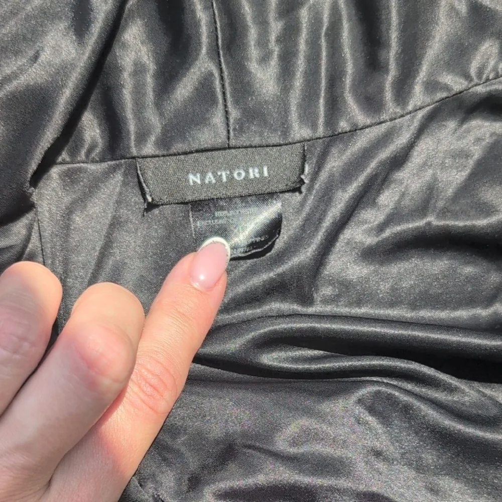 Natori Aphrodite Black Satin Women's Robe - Picture 5 of 5